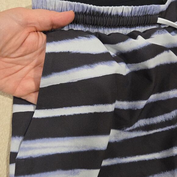 Lululemon Pool Short 7" Striped, Med - Picture 3 of 11